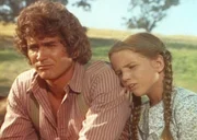 Auf einer Geburtstagsfeier lernen sich Laura (Melissa Gilbert, r.) und Olga kennen. Best&uuml;rzt &uuml;ber Olgas Behinderung, spricht Laura mit ihrem Vater Charles (Michael Landon, l.) dar&uuml;ber.