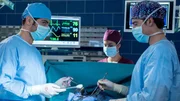 Die Ärzte Dr. Niklas Ahrend (Roy Peter Link) und Ben Ahlbeck (Philipp Danne) operieren Philipps Zwerchfell, er leidet am Dunbar-Syndrom. Dr. Leyla Sherbaz (Sanam Afrashteh) überwacht Philipps Vitalfunktionen. Die Ärzte Dr. Niklas Ahrend (Roy Peter Link) und Ben Ahlbeck (Philipp Danne) operieren Philipps Zwerchfell, er leidet am Dunbar-Syndrom. Dr. Leyla Sherbaz (Sanam Afrashteh) überwacht Philipps Vitalfunktionen.