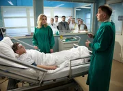 Sarah Marquardt (Alexa Maria Surholt, 2. von links) erkundigt sich bei Dr. Roland Heilmann (Thomas R&uuml;hmann, rechts) nach dem Befinden von Werner Matschke (Thorsten Wolf). Dar&uuml;ber hinaus hat sie v&ouml;llig die Ankunft der f&uuml;r die Sachsenklinik enorm wichtigen arabischen Delegation verpasst, die Prof. Simoni (Dieter Bellmann, hinten links) allein in Empfang nehmen musste.