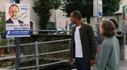 Nicht alle scheinen begeistert vom politischen Programm von Laurenz Deubner zu sein. Jerry Paulsen (l.) und Sophia Strasser (r.) betrachten das beschmierte Wahlplakat.