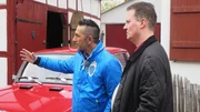Tr&ouml;delexperte Mauro Corradino (li.) und Bj&ouml;rn reden &uuml;ber den Auto- und Rollerverkauf.