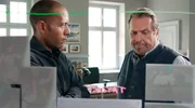 Jerry Paulsen (Peter Marton, l.) und Beissl (Andreas Giebel, r.) &uuml;berlegen, was sie &uuml;bersehen haben k&ouml;nnten.