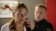 Florian (Dominic Saleh-Zaki) trifft im Ruheraum zuf&auml;llig auf die weinende Steffi (Josephine Thiel). Florian will etwas sagen und sie tr&ouml;sten, findet aber keinen Anfang. In dem Moment kommt der Einsatzbefehl durch die Lautsprecher...