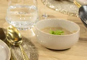 Tagesmotto "Weihnachts-B&uuml;ffet": Maronensuppe mit ger&auml;ucherter Maronenschnitte und Wintertr&uuml;ffel von Maurizio Oster