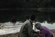 Niklas (Julius Fleischanderl, M.) und Ester (Maja Johanna Englander, r.) können nur noch zuschauen, wie Lisa (Astrid Morberg, l.) in den See hinein geht. Niklas (Julius Fleischanderl, M.) und Ester (Maja Johanna Englander, r.) können nur noch zuschauen, wie Lisa (Astrid Morberg, l.) in den See hinein geht.