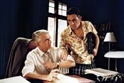 Otto (Hasan Ali Mete, r.) drängt Felix (Christoph M. Ohrt, l.) zur Ortsbesichtigung. Neuerdings fühlt er sich nachts durch eine Imbissbude direkt unter seiner Wohnung gestört ... Otto (Hasan Ali Mete, r.) drängt Felix (Christoph M. Ohrt, l.) zur Ortsbesichtigung. Neuerdings fühlt er sich nachts durch eine Imbissbude direkt unter seiner Wohnung gestört ...