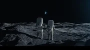 CGI: Astronauten auf dem Mond: Die Artemis-Vision: Astronauten am Shackleton Krater auf der Suche nach Wasser.