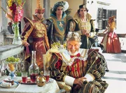 Der König (Vladimir Brabec) versucht mit List und Tücke die Macht in seinem Reich zu sichern. Dazu gehört auch ein fürchterlicher fleischfressender Drache. Der König (Vladimir Brabec) versucht mit List und Tücke die Macht in seinem Reich zu sichern. Dazu gehört auch ein fürchterlicher fleischfressender Drache.