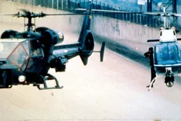 Pilot Frank Murphy, ein hochdekorierter Vietnamveteran, muss das 'Fliegende Auge' einfliegen, eine Wundermaschine, die nach offizieller Version bei den geplanten Olympischen Spielen eingesetzt werden soll ...