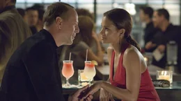 L-R: Harrison Hill (Bruce Willis) und Rowena Price (Halle Berry)  Photo by: Barry WetcherHarrison Hill (Bruce Willis) und Rowena Price (Halle Berry)  Photo by: Barry Wetcher