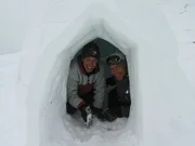 Mit Andi testet Willi (links) ein Iglu, in dem man im Schnee und Eis &uuml;berleben kann.