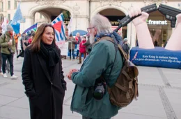 &bdquo;Wir haben Angst vor Krieg&ldquo;, das h&ouml;rt Anne Will immer wieder auf der Demonstration gegen die M&uuml;nchner Sicherheitskonferenz. Im Saal hat sie erlebt, wie mit der Rede des US-amerikanischen Vizepr&auml;sidenten J. D. Vance die Gewissheit schwindet, dass die USA auf Dauer ein verl&auml;sslicher Verb&uuml;ndeter sind.