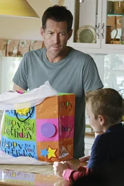 Mike (James Denton, l.) entdeckt, dass Katherine seinen Sohn (Mason Vale Cotton, r.) gegen Susan zu beeinflussen versucht und droht ihr. Als er ihr sagt, dass er sie nie geliebt hat, will sie sich r&auml;chen ...