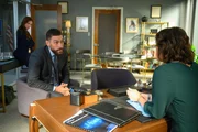 Special Agent Omar Adom 'OA' Zid (Zeeko Zaki, l.); Special Agent in Charge Isobel Castille (Alana De La Garza, r.)