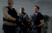 Ein schwerkranker Patient wird entf&uuml;hrt. Joe White (Terry O'Quinn, l.), Steve (Alex O'Loughlin, r.) und Grover (Chi McBride, M.) m&uuml;ssen ihn schnellstm&ouml;glich finden, da dieser eine t&ouml;dliche Abart der Vogelgrippe in sich tr&auml;gt, die in den falschen H&auml;nden zu einer gef&auml;hrlichen Bio-Waffe umfunktioniert werden k&ouml;nnte ...