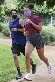 Theo Ruiz (Carlos Miranda, l.); Victoria Hugues (Barrett Doss, r.)