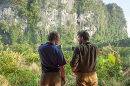 Kenny Wells (Matthew McConaughey, l.); Michael Acosta (Edgar Ramirez, r.)