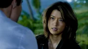 Kono (Grace Park, r.) macht sich gro&szlig;e Sorgen um ihre Beziehung zu Adam (Ian Anthony Dale, l.), w&auml;hrend das Team einen neuen Fall l&ouml;sen muss ...