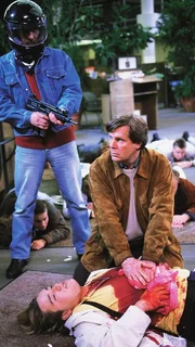 Der Bankr&auml;uber (Franjo Marincic, l.) nimmt Dr. Stefan Frank (Sigmar Solbach) als Geisel, der sich um den verletzten Henry Schwarz (Marc Rosenberg) k&uuml;mmert.