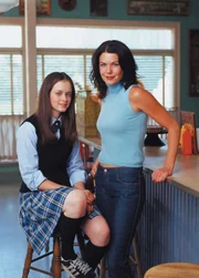 v.li.: Lorelai 'Rory' Leigh Gilmore (Alexis Bledel), Lorelai Gilmore (Lauren Graham)