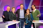 Florian Weber stellt in seinem SWR Wissensquiz &bdquo;Meister des Alltags&ldquo; die Alltagstauglichkeit seiner prominenten Kandidaten auf die Probe. &bdquo;Meister des Alltags&ldquo; spendet seinen Gewinn einem guten Zweck. v.li. Bodo Bach, Enie van de Meiklokjes, Florian Weber, Alice Hoffmann und Christoph Sonntag.