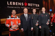 Bundeskanzler Christian Stocker mit Notfallsanit&auml;ter Simon Frank (Berufsrettung), Einsatzleiter Christian Ulram (Berufsfeuerwehr) und H&ouml;henretter Florian Ganzberger