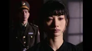 Jean (Bai Ling, vorne) kommt vor Gericht.