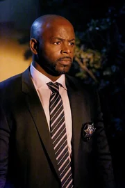 Det. Kevin Crawford (Alimi Ballard) plant die n&auml;chsten Schritte im Todesfall Chet Messner.