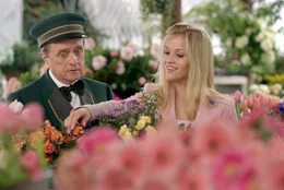 Sid Post (Bob Newhart, l.); Elle Woods (Reese Witherspoon, r.)