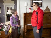 MDR Fernsehen IN ALLER FREUNDSCHAFT FOLGE 611, "Mütter". Hans-Peter Brenner (Michael Trischan) hat Besuch von seiner Mutter Luise (Monika Lennartz). Da Hans-Peter sich einem drastischen Abnehmprogramm verschrieben hat und ständig joggen geht, beklagt sich seine Mutter, dass er zu wenig Zeit für sie habe. MDR Fernsehen IN ALLER FREUNDSCHAFT FOLGE 611, "Mütter". Hans-Peter Brenner (Michael Trischan) hat Besuch von seiner Mutter Luise (Monika Lennartz). Da Hans-Peter sich einem drastischen Abnehmprogramm verschrieben hat und ständig joggen geht, beklagt sich seine Mutter, dass er zu wenig Zeit für sie habe.