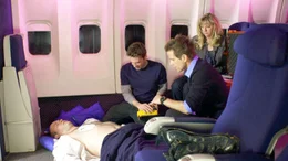 Der Co-Pilot der Maschine ist immer noch bewu&szlig;tlos. Jake (David Chokachi, re.), Krista (Meghan McLeod) und Paul (Brock Cuchna, li.) k&uuml;mmern sich um ihn.Der Co-Pilot der Maschine ist immer noch bewuĂźtlos. Jake (David Chokachi, re.), Krista (Meghan McLeod) und Paul (Brock Cuchna, li.) kĂĽmmern sich um ihn.
