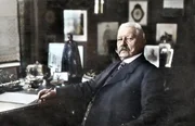 Paul von Hindenburg bleibt Reichspr&auml;sident, aber Hitler gewinnt erheblich an Bekanntheit und Profil.