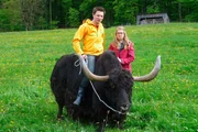 Yak-Ritt in der Rh&ouml;n: Die Reporter Esther Brandt (rechts) und Andr&eacute; Gatzke (links) lernen in Hessen u.a. den wohl einzigen dressierten Yak-Bullen der Welt kennen.