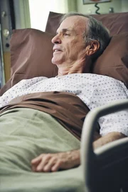 Wird ins Seattle Grace Hospital eingeliefert: der ber&uuml;hmte Dr. Harper Avery (Chelcie Ross) ...