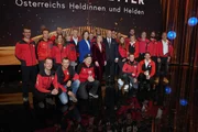 Bundesministerin Claudia Plakolm, Barbara St&ouml;ckl und Bundeskanzler Christian Stocker mit Hermann Ungerank, Victoria Heidegger, Stefan Stoll und Florian Sch&ouml;pf und MitarbeiterInnen der Bergrettung.