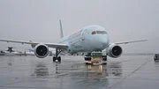 Eine Boeing 787-9 Dreamliner trifft zur Wartung im Wartungshangar von Air Canada ein. (Arrow International Media Ltd & Cantina Media)