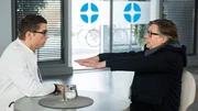 Elias (Stefan Ruppe, links) führt bei Niko Bendereit (Stephan Baumecker) einen Schnelltest durch, um einen Schlaganfall ausschließen zu können. Elias (Stefan Ruppe, links) führt bei Niko Bendereit (Stephan Baumecker) einen Schnelltest durch, um einen Schlaganfall ausschließen zu können.