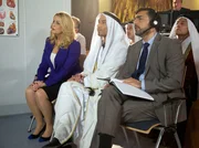 Die &Uuml;bertragung der Live-Operation l&auml;uft technisch einwandfrei. Sarah Marquardt (Alexa Maria Surholt, links) und die G&auml;ste sind ganz begeistert. Doch pl&ouml;tzlich gibt es einen lauten Knall und der Strom ist weg.