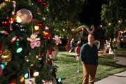 Bei seiner Suche nach einem perfekten, imposanten Weihnachtsbaum für die Stadt, lässt sich George (Scott Porter) ausgerechnet von Wade helfen ... Bei seiner Suche nach einem perfekten, imposanten Weihnachtsbaum für die Stadt, lässt sich George (Scott Porter) ausgerechnet von Wade helfen ...