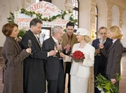 Am Ende siegt Bertas Bodenst&auml;ndigkeit und die Hochzeit findet statt. V.l.: Pia Heilmann (Hendrikje Fitz), Roland Heilmann (Thomas R&uuml;hmann), G&uuml;nter Keller (Gert G&uuml;tschow), Philipp Brentano (Thomas Koch), Berta Finke (Barbara Sch&ouml;ne), Gernot Simoni (Dieter Bellmann), Ingrid Rischke (Jutta Kammann).