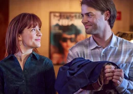 Lana (Sarah Bannier, l.) und Mick (Oscar Aerts, r.) sind sich von Anfang an sympathisch.