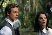 Der Tod von Rosemary Tennant gibt den Ermittlern Teresa (Robin Tunney, r.) und Patrick (Simon Baker, l.) ein R&auml;tsel auf. Doch mit allen Mitteln versuchen sie, den M&ouml;rder zu stellen ...