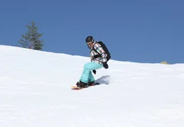 In ihrer Freizeit beginnt Kim (Felicity Jones) Snowboard zu fahren, wobei sie als fr&uuml;heres Skateboardtalent schnell Fortschritte macht., aber zugleich durch ein emotionales Trauma ausgebremst wird, das sie letztlich &uuml;berwindet