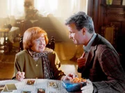 Der Astronom Prof. Dr. Robert von Reichenbach (Peter Sattmann) mit seiner astrologisch interessierten Tante Ola (Brigitte Mira).