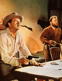 Der Revolverheld Tom Fitch (Karl Malden, li.) regelt Konflikte am liebsten mit dem Schie&szlig;seisen...