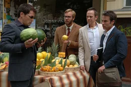 Der Orgasmusl&uuml;ge auf der Spur: Adam (Marco Girnth, r.), Stefan (Dominic Boeer, 2.v.l.), Ulf (Moritz Lindbergh, 2.v.r.) und Karl (Jan Sosniok, l.) h&auml;ngen sich voll rein ...