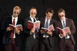 Mit Fachb&uuml;chern und einer Kiste Orangen bewaffnet, gehen Stefan (Dominic Boeer, l.), Ulf (Moritz Lindbergh, 2.v.l.), Karl (Jan Sosniok, 2.v.r.) und Adam (Marco Girnth, r.) auf die Jagd nach dem "echten Orgasmus" ...