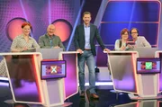 Moderator Florian Weber stellt im SWR Wissensquiz &bdquo;Meister des Alltags&ldquo; die Alltagstauglichkeit prominenter Kandidaten auf die Probe; v.li. Enie van de Meiklokjes, Bodo Bach, Florian Weber, Alice Hoffmann und Christoph Sonntag.