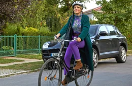 Auto verboten: Nina (Tanja Wedhorn) f&auml;hrt jetzt Fahrrad.