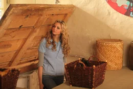 Kims Kollegin Georgie (Tamsin Egerton) macht ihr den Einstand im Chalet anfangs schwer, doch mit der Zeit entwickeln die beiden eine Freundschaft.